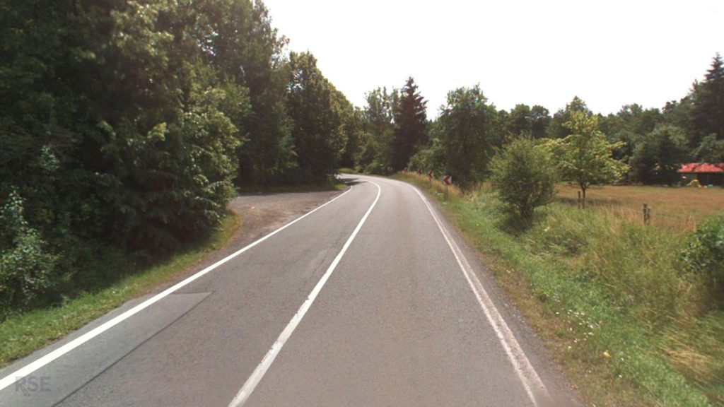 Směrový oblouk na silnici II/230 u Chotěnova – aktuální stav