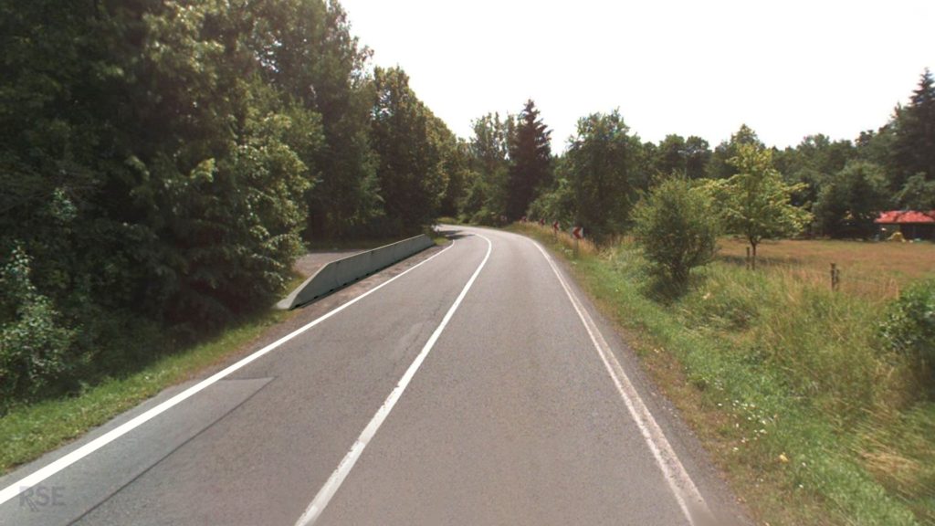 Směrový oblouk na silnici II/230 u Chotěnova – navržené opatření na Dopravní konferenci