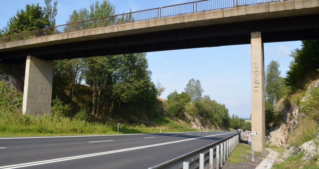 Silnice I/6 u Horních Tašovic – pilíře podjezdu