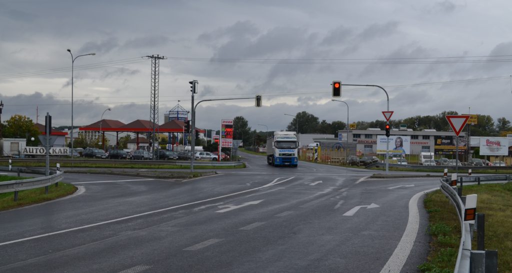 Křižovatka silnic I/47, III/4327 a místní komunikace v Kroměříži – stav říjen 2016