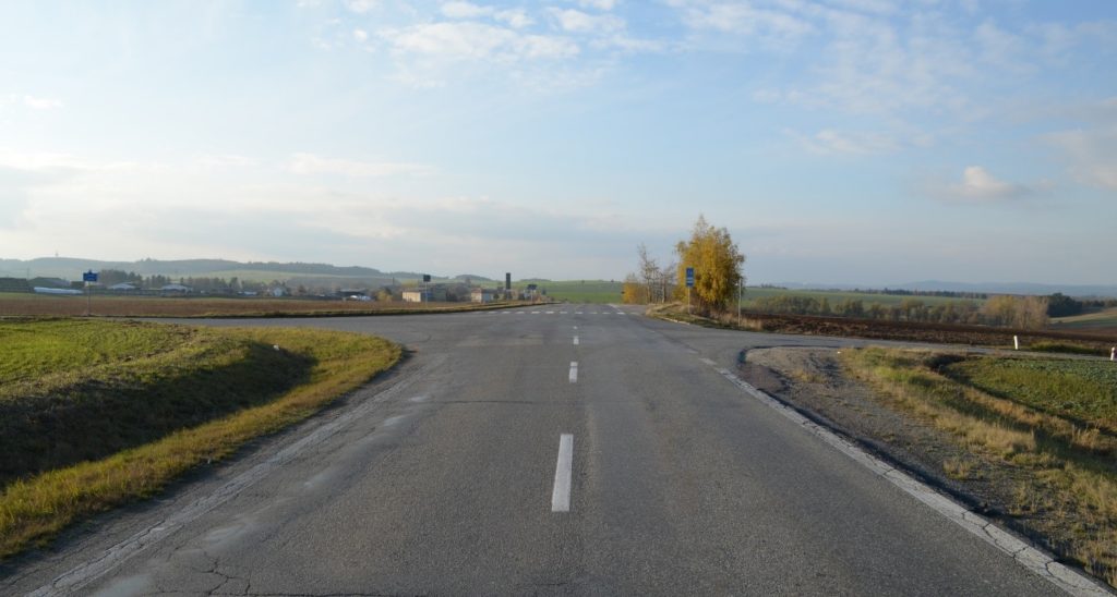 Křižovatka silnic II/351 a II/401 u obce Slavičky – stav listopad 2016